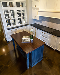 kitchen cabinets with losts of storage 